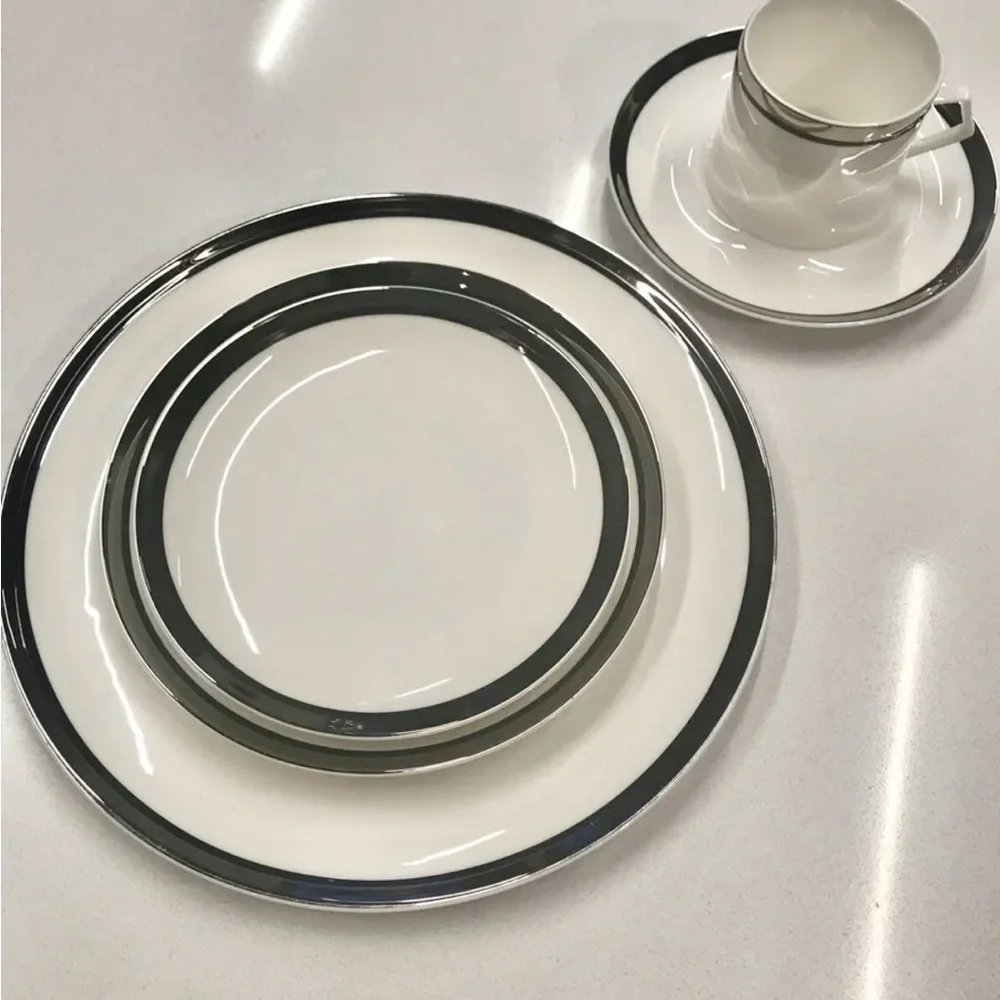 Mikasa Bone China Solitude A5-166 in EUC 5 piece place setting plates cup saucer